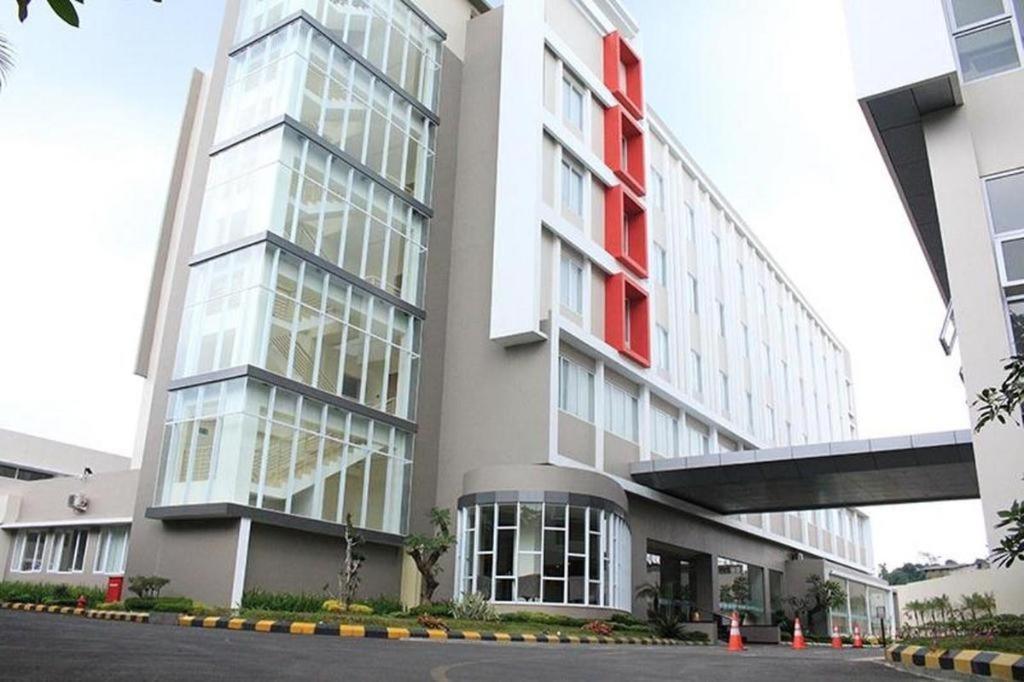 Horison Hotel Sukabumi Buitenkant foto