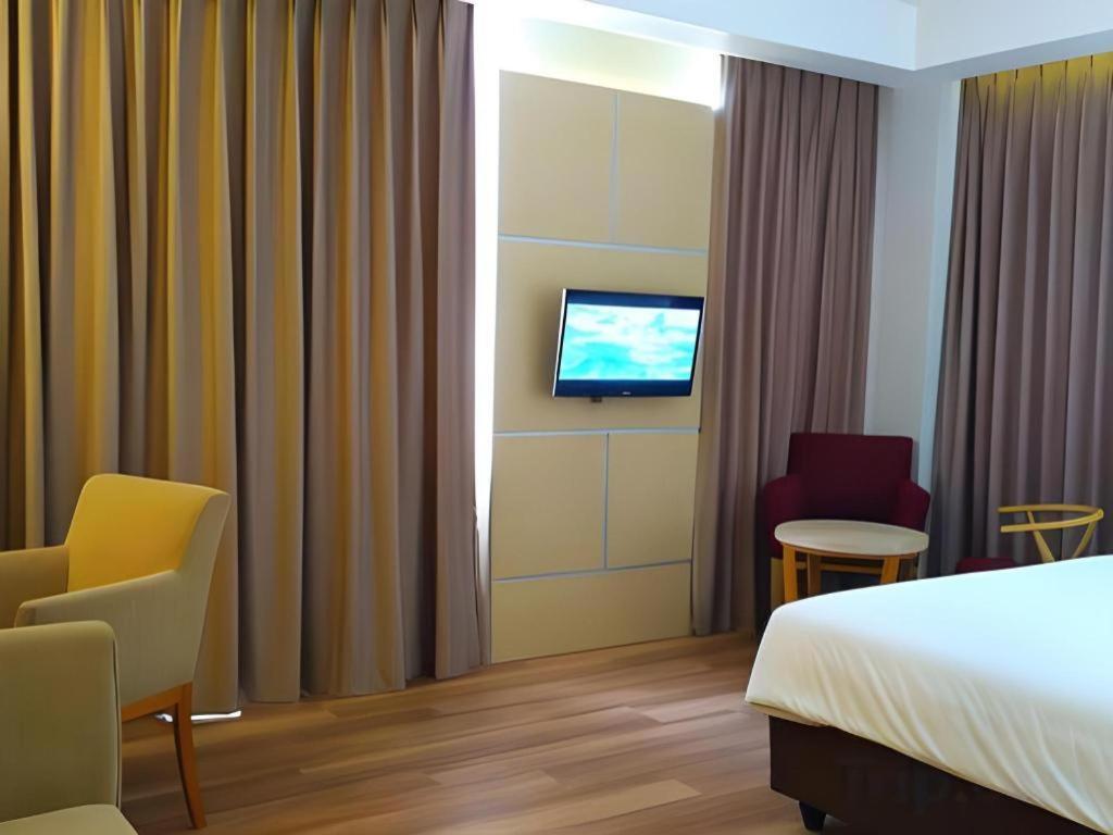 Horison Hotel Sukabumi Buitenkant foto