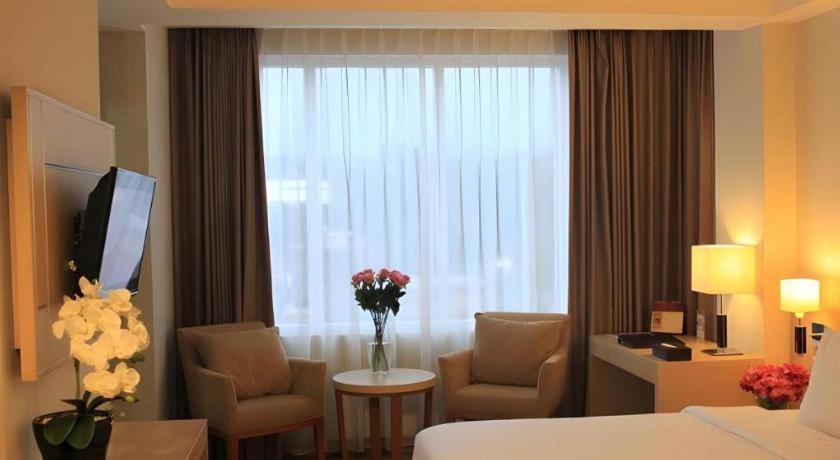 Horison Hotel Sukabumi Buitenkant foto